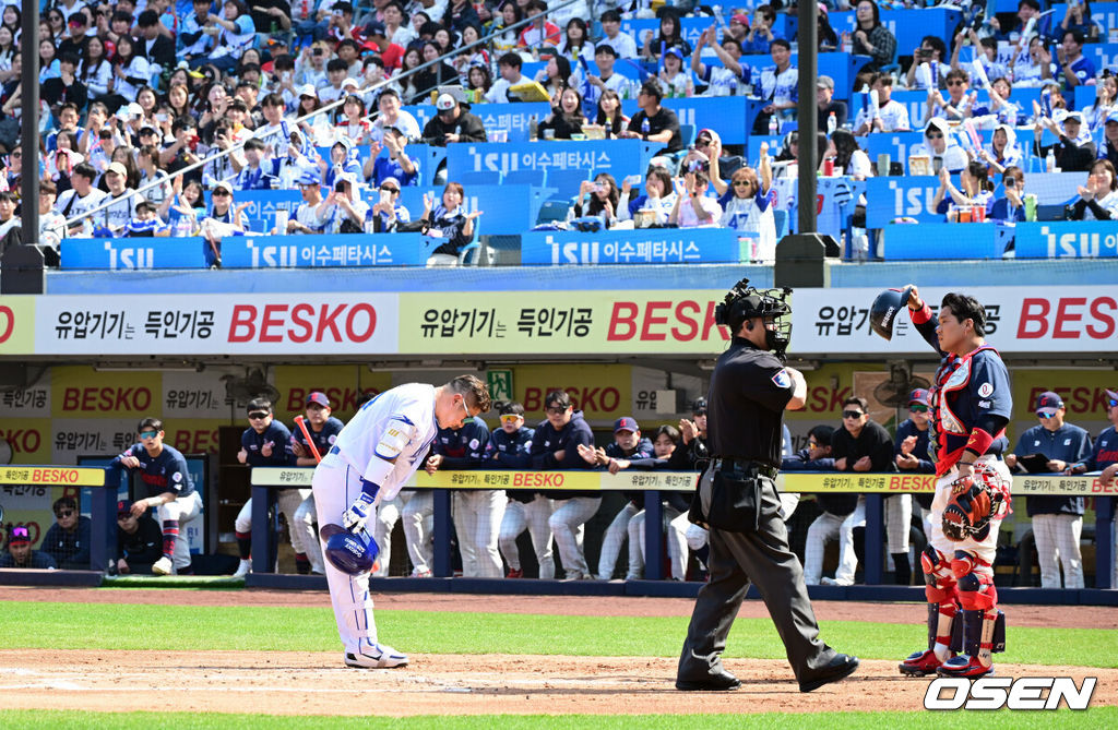 28일 대구삼성라이온즈파크에서 ‘2026 신한 SOL KBO 리그’ 삼성 라이온즈와 롯데 자이언츠의 개막전이 열렸다.개막전 선발 투수로 삼성은 후라도를 롯데는 로드리게스를 내세웠다.1회말 2사 1,2루에서 타석에 들어선 삼성 최형우가 관중석을 향해 이사하고 있다. 2026.03.28 /cej@osen.co.kr