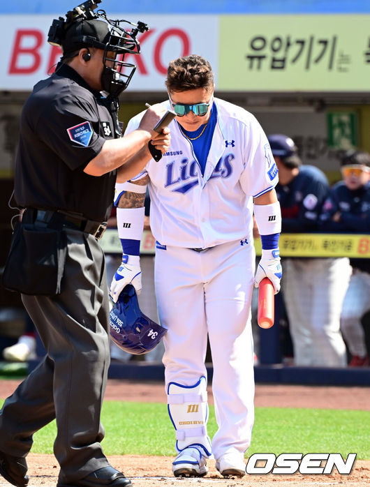 [OSEN=대구, 조은정 기자] 28일 대구삼성라이온즈파크에서 ‘2026 신한 SOL KBO 리그’ 삼성 라이온즈와 롯데 자이언츠의 개막전이 열렸다.개막전 선발 투수로 삼성은 후라도를 롯데는 로드리게스를 내세웠다.1회말 2사 1,2루에서 타석에 들어선 삼성 최형우가 관중석을 향해 이사하고 있다. 2026.03.28 /cej@osen.co.kr