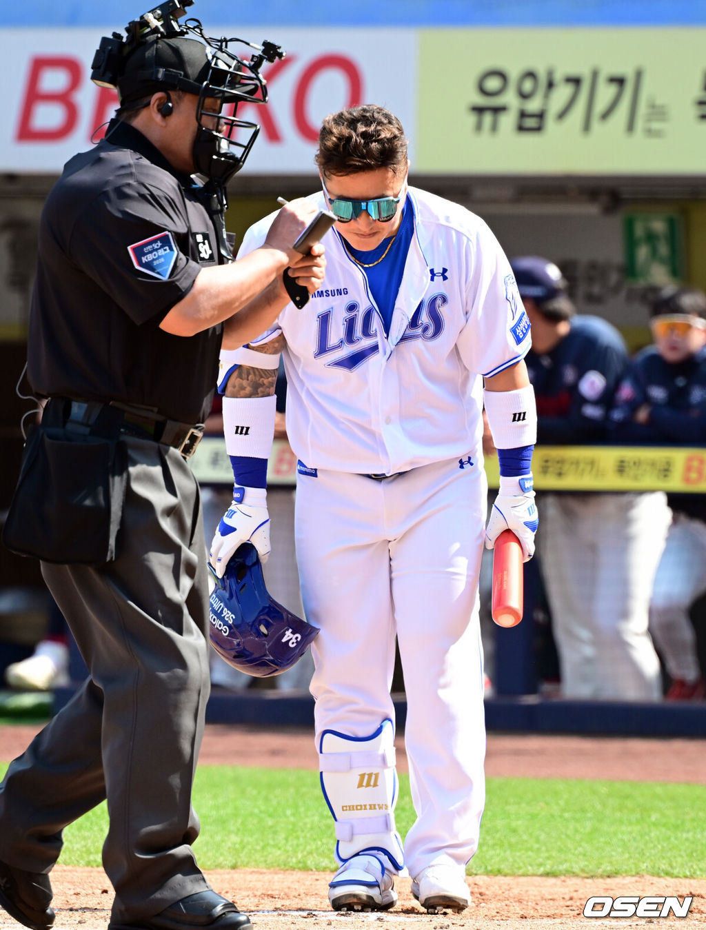 28일 대구삼성라이온즈파크에서 ‘2026 신한 SOL KBO 리그’ 삼성 라이온즈와 롯데 자이언츠의 개막전이 열렸다.개막전 선발 투수로 삼성은 후라도를 롯데는 로드리게스를 내세웠다.1회말 2사 1,2루에서 타석에 들어선 삼성 최형우가 관중석을 향해 이사하고 있다. 2026.03.28 /cej@osen.co.kr