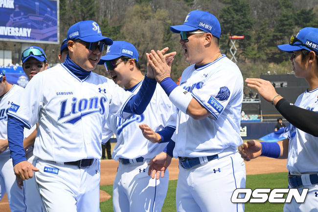 [OSEN=대구, 조은정 기자] 28일 대구삼성라이온즈파크에서 ‘2026 신한 SOL KBO 리그’ 삼성 라이온즈와 롯데 자이언츠의 개막전이 열린다.개막전 선발 투수로 삼성은 후라도를 롯데는 로드리게스를 내세웠다.개막식 행사에서 삼성 박진만 감독이 최형우와 하이파이브를 하고 있다. 2026.03.28 /cej@osen.co.kr