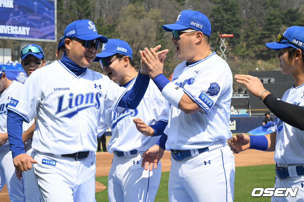 28일 대구삼성라이온즈파크에서 ‘2026 신한 SOL KBO 리그’ 삼성 라이온즈와 롯데 자이언츠의 개막전이 열린다.개막전 선발 투수로 삼성은 후라도를 롯데는 로드리게스를 내세웠다.개막식 행사에서 삼성 박진만 감독이 최형우와 하이파이브를 하고 있다. 2026.03.28 /cej@osen.co.kr