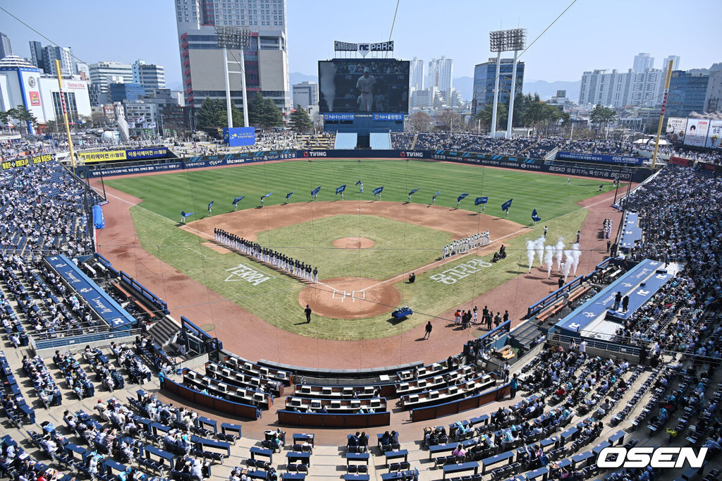 28일 창원NC파크에서 2026 신한 SOL KBO 리그 NC 다이노스와 두산 베어스의 경기가 열렸다. 홈팀 NC는 구창모가, 방문팀 두산은 플렉센이 선발 출전했다. NC 다이노스와 두산 베어스 선수들이 개막식을 갖고 있다. 2026.03.28 / foto0307@osen.co.kr