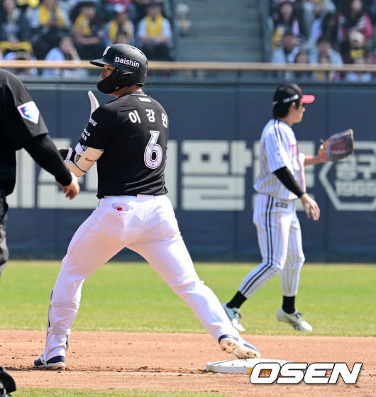 [OSEN=잠실, 지형준 기자] 28일 서울 잠실야구장에서 2026 신한 SOL KBO리그 개막전 LG 트윈스와 KT 위즈의 경기가 열렸다. 이날 LG는 요니 치리노스, KT는 맷 사우어를 선발로 내세웠다.1회초 2사 1,2루에서 KT 이강민이 2타점 적시 2루타를 날리며 기뻐하고 있다. 2026.03.28&nbsp;/ jpnews@osen.co.kr