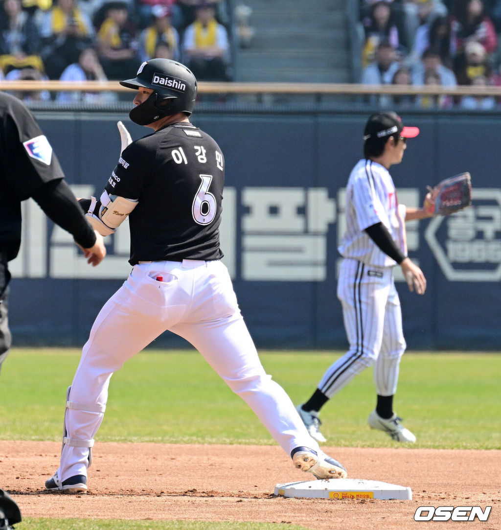 28일 서울 잠실야구장에서 2026 신한 SOL KBO리그 개막전 LG 트윈스와 KT 위즈의 경기가 열렸다. 이날 LG는 요니 치리노스, KT는 맷 사우어를 선발로 내세웠다.1회초 2사 1,2루에서 KT 이강민이 2타점 적시 2루타를 날리며 기뻐하고 있다. 2026.03.28 / jpnews@osen.co.kr