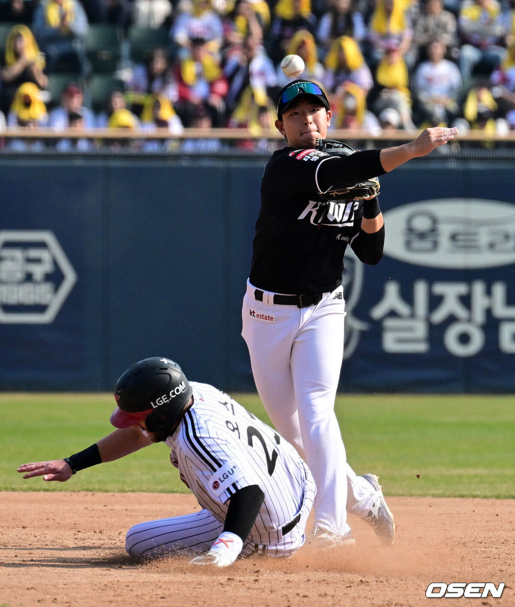 28일 서울 잠실야구장에서 2026 신한 SOL KBO리그 개막전 LG 트윈스와 KT 위즈의 경기가 열렸다. 이날 LG는 요니 치리노스, KT는 맷 사우어를 선발로 내세웠다.5회말 무사 1루에서 KT 이강민이 LG 문보경이 2루 땅볼에 오스틴을 포스아웃시키고 1루로 송구하고 있다. 2026.03.28 / jpnews@osen.co.kr