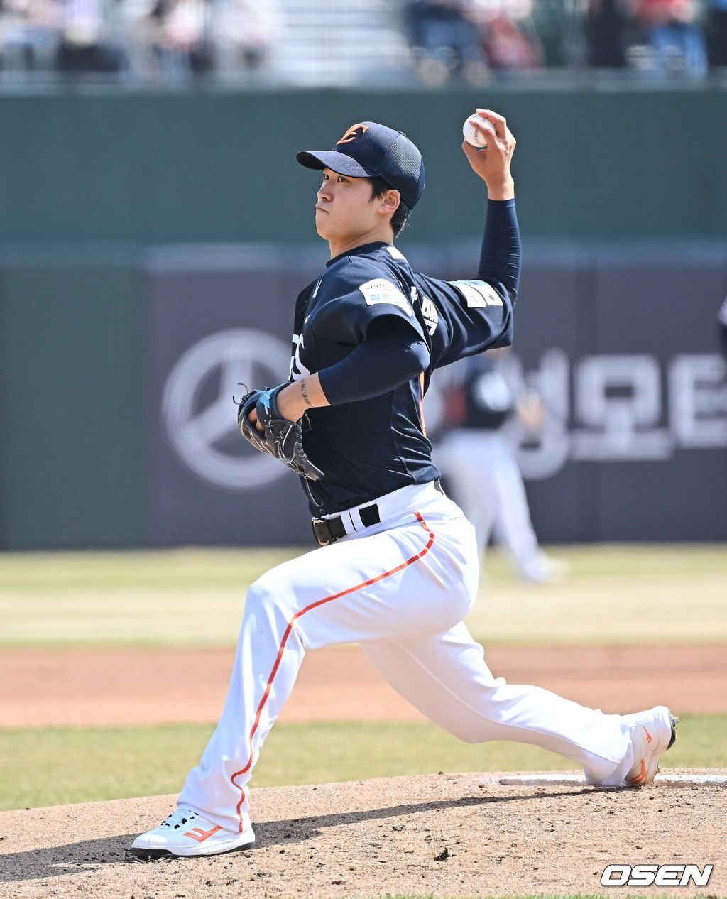 21일 부산 사직야구장에서 2026 신한 SOL KBO 리그 롯데 자이언츠와 한화 이글스의 시범경기가 열렸다. 홈팀 롯데는 로드리게스가, 방문팀 한화는 엄상백이 선발 출전했다.한화 이글스 선발 투수 엄상백이 역투하고 있다. 2026.03.21 / foto0307@osen.co.kr