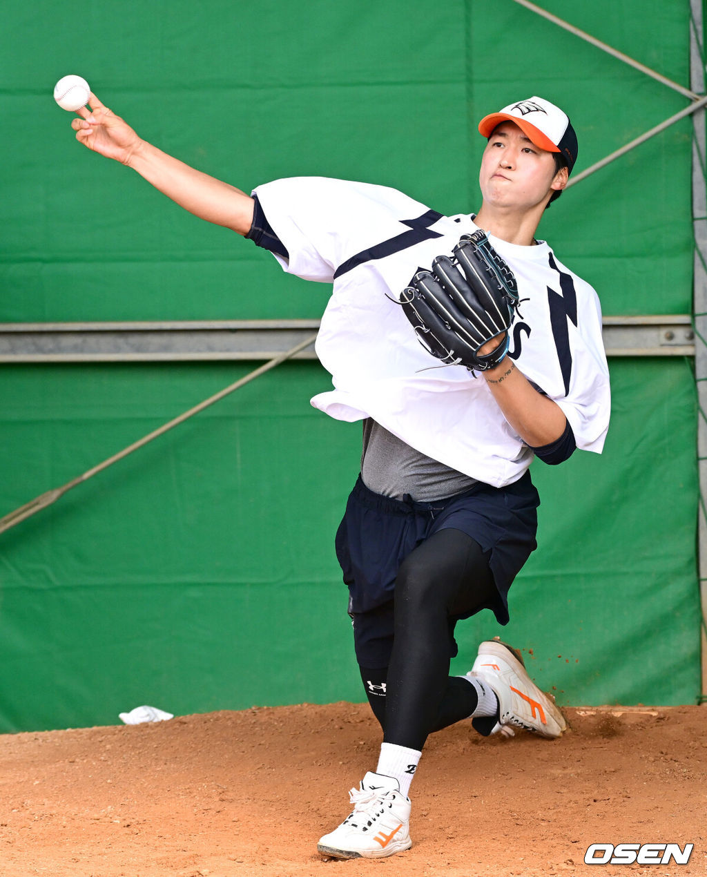 프로야구 한화 이글스가 21일 일본 오키나와 고친다 구장에서 스프링 캠프 훈련을 펼쳤다.한화는 이번 2차 오키나와 캠프에서 총 9차례의 연습경기를 통해 전력을 가다듬을 예정이다.한화 엄상백이 불펜 피칭을 펼치고 있다. 2026.02.21 / dreamer@osen.co.kr