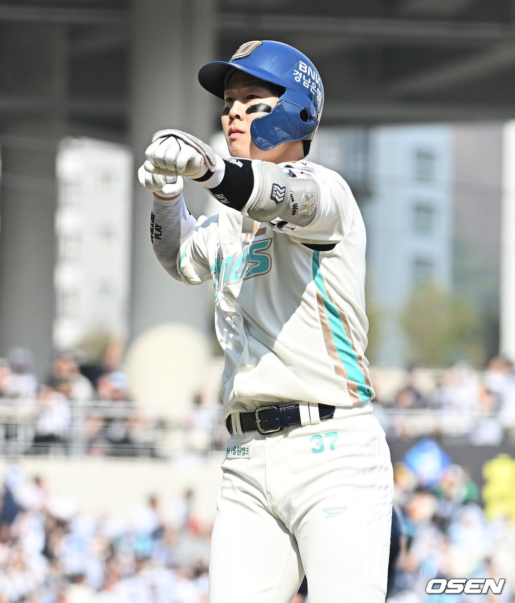 28일 창원NC파크에서 2026 신한 SOL KBO 리그 NC 다이노스와 두산 베어스의 경기가 열렸다. 홈팀 NC는 구창모가, 방문팀 두산은 플렉센이 선발 출전했다. NC 다이노스 박건우가 3회말 1사 1,2루 좌월 3점 홈런을 치고 세리머니를 하고 있다. 2026.03.28 / foto0307@osen.co.kr