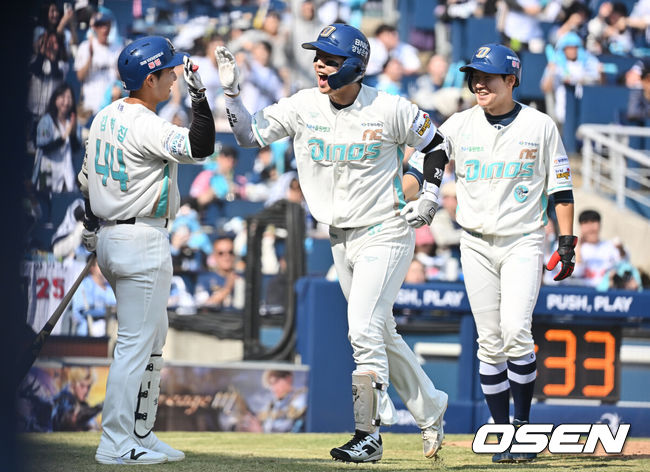 [OSEN=창원, 이석우 기자] 28일 창원NC파크에서 2026 신한 SOL KBO 리그 NC 다이노스와 두산 베어스의 경기가 열렸다. 홈팀 NC는 구창모가, 방문팀 두산은 플렉센이 선발 출전했다. NC 다이노스 박건우가 3회말 1사 1,2루 좌월 3점 홈런을 치고 기쁨을 나누고 있다. 2026.03.28 / foto0307@osen.co.kr