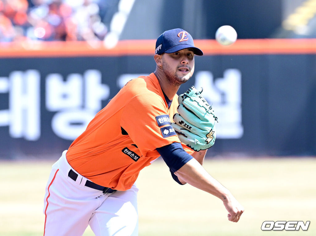 28일 대전 한화생명볼파크에서 ‘2026 신한 SOL KBO리그’ 개막전 한화 이글스와 키움 히어로즈의 맞대결이 열렸다.홈팀 한화는 윌켈 에르난데스, 방문팀 키움은 라울 알칸타라를 선발로 내세운다. 한화 선발 윌켈 에르난데스가 힘차게 공을 뿌리고 있다. 2025.03.28 / dreamer@osen.co.kr