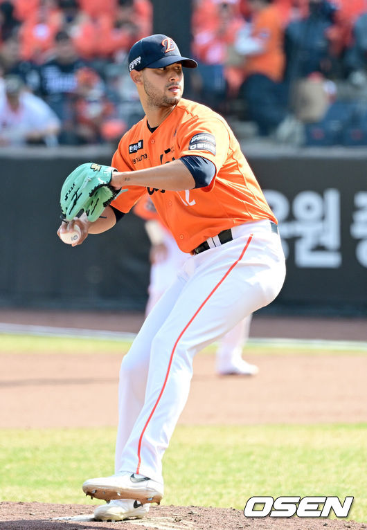 [OSEN=대전, 최규한 기자] 28일 대전 한화생명볼파크에서 ‘2026 신한 SOL KBO리그’ 개막전 한화 이글스와 키움 히어로즈의 맞대결이 열렸다.홈팀 한화는 윌켈 에르난데스, 방문팀 키움은 라울 알칸타라를 선발로 내세웠다. 4회초 한화 선발 윌켈 에르난데스가 힘차게 공을 뿌리고 있다. 2025.03.28 / dreamer@osen.co.kr