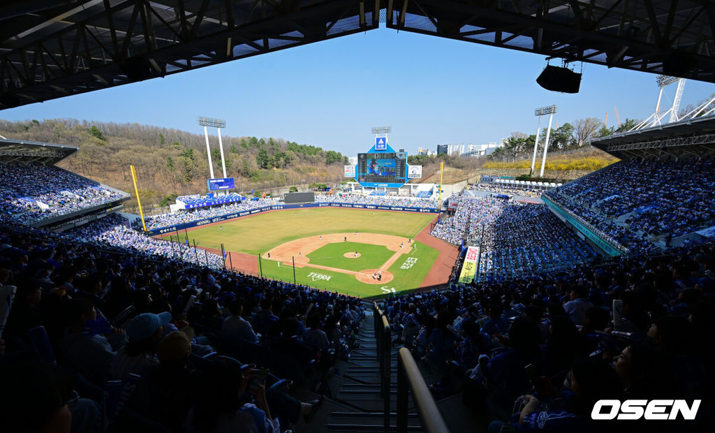 28일 대구삼성라이온즈파크에서 ‘2026 신한 SOL KBO 리그’ 삼성 라이온즈와 롯데 자이언츠의 개막전이 열렸다.개막전 선발 투수로 삼성은 후라도를 롯데는 로드리게스를 내세웠다.관중들이 경기를 즐기고 있다. 2026.03.28 /cej@osen.co.kr