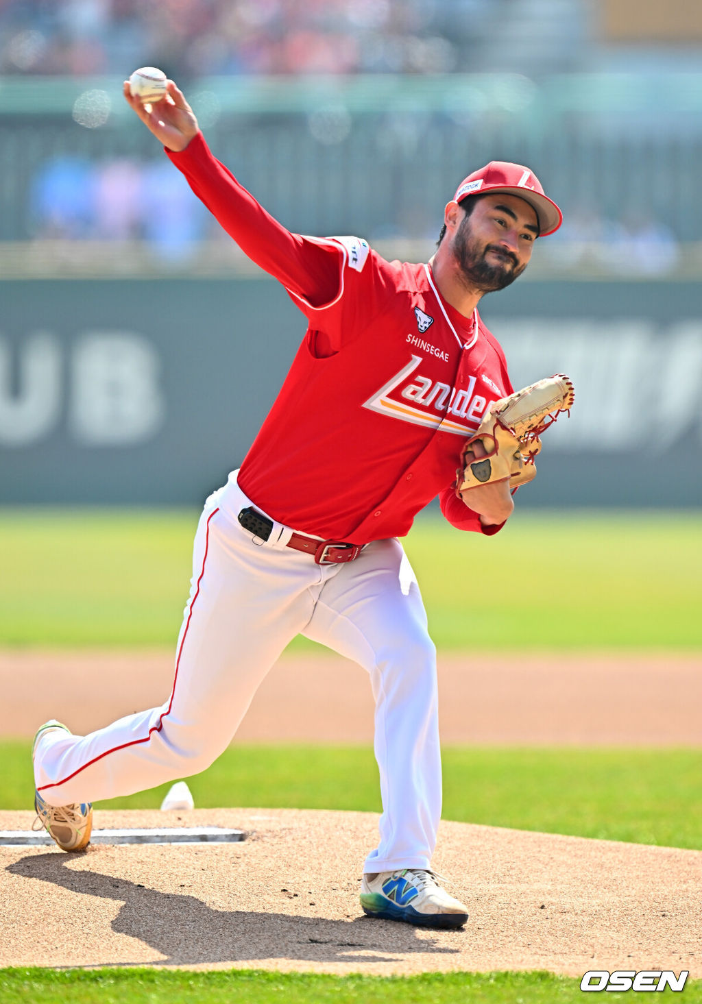 28일 인천 SSG랜더스필드에서 ‘2026 신한 SOL KBO리그’ SSG 랜더스와 KIA 타이거즈의 개막전이 열렸다.이날 경기에서 SSG은 화이트를, KIA는 네일을 선발로 내세웠다.SSG 선발 화이트가 마운드 위에서 힘차게 공을 뿌리고 있다. 2026.03.28 / rumi@osen.co.kr