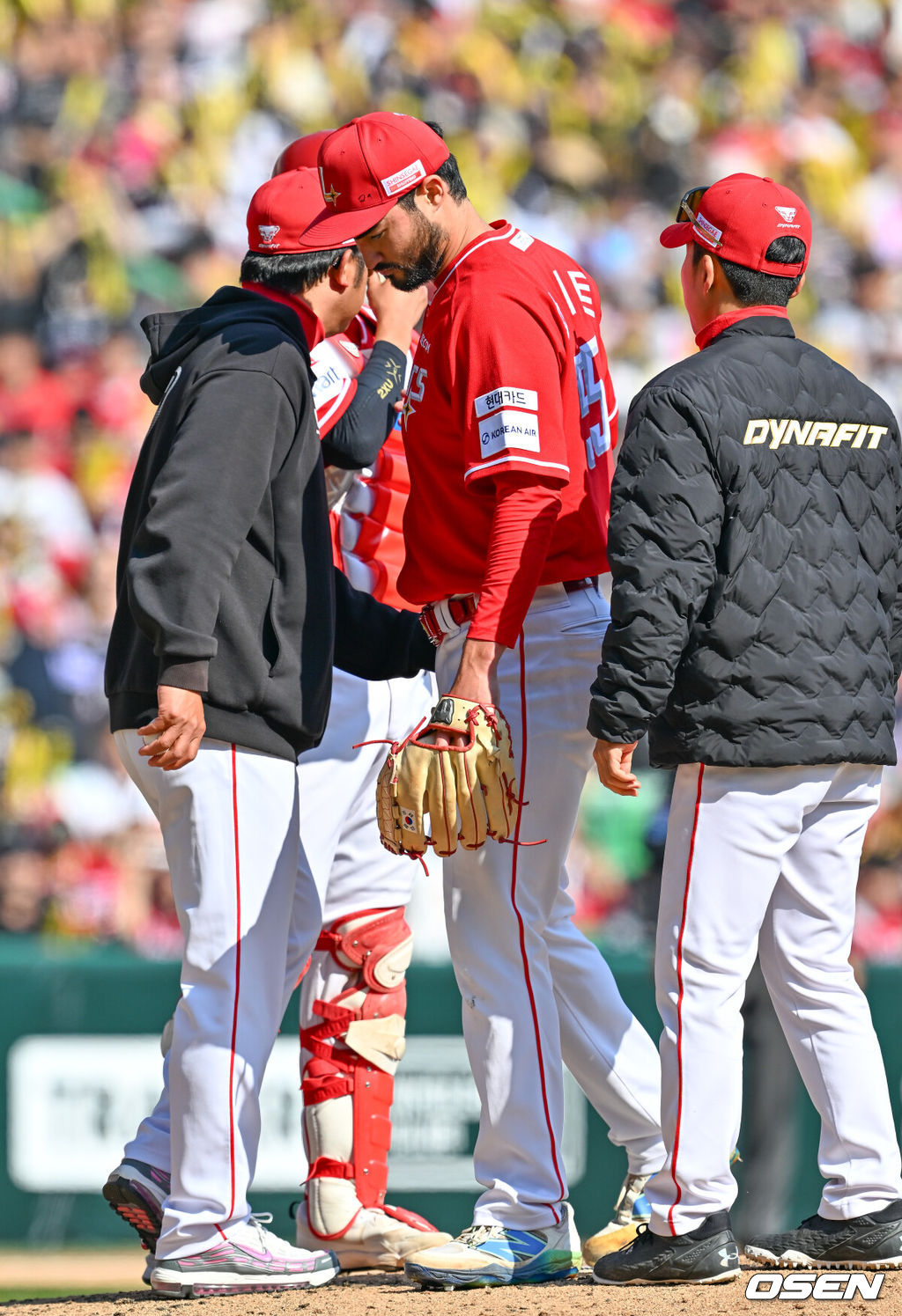 28일 인천 SSG랜더스필드에서 ‘2026 신한 SOL KBO리그’ SSG 랜더스와 KIA 타이거즈의 개막전이 열렸다.이날 경기에서 SSG은 화이트를, KIA는 네일을 선발로 내세웠다.5회초 무사 주자 2루 KIA 오선우 타석에서 SSG 선발 화이트가 강판을 당하고 있다. 2026.03.28 / rumi@osen.co.kr