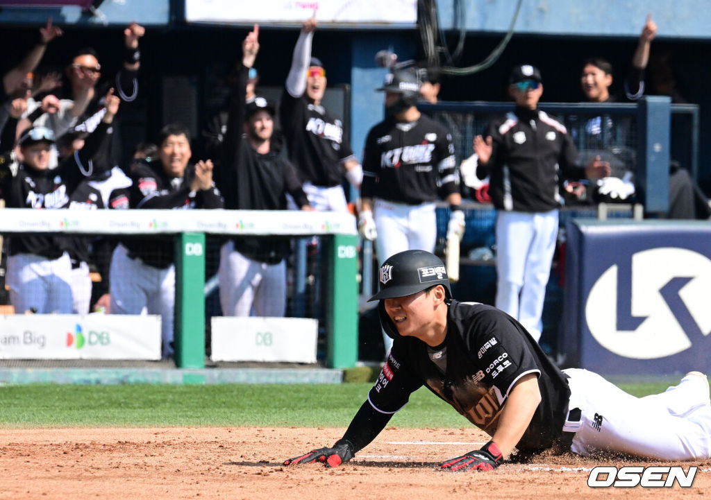 28일 서울 잠실야구장에서 2026 신한 SOL KBO리그 개막전 LG 트윈스와 KT 위즈의 경기가 열렸다. 이날 LG는 요니 치리노스, KT는 맷 사우어를 선발로 내세웠다.1회초 2사 1,2루에서 KT 류현인이 허경민의 적시타에 홈에서 슬라이딩 세이프되고 있다. 2026.03.28 / jpnews@osen.co.kr