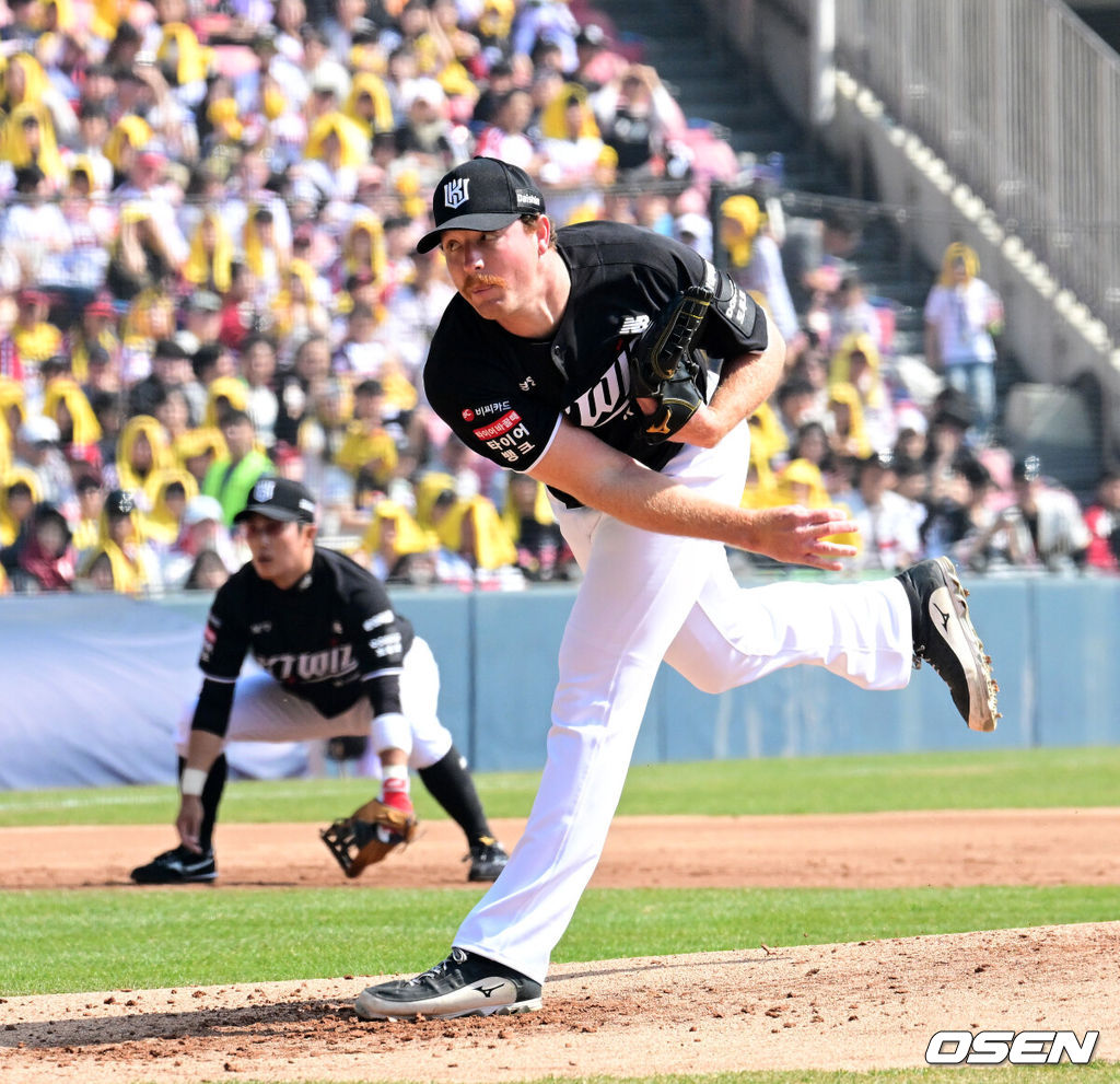 28일 서울 잠실야구장에서 2026 신한 SOL KBO리그 개막전 LG 트윈스와 KT 위즈의 경기가 열렸다. 이날 LG는 요니 치리노스, KT는 맷 사우어를 선발로 내세웠다.1회말 KT 사우어가 역투하고 있다. 2026.03.28 / jpnews@osen.co.kr