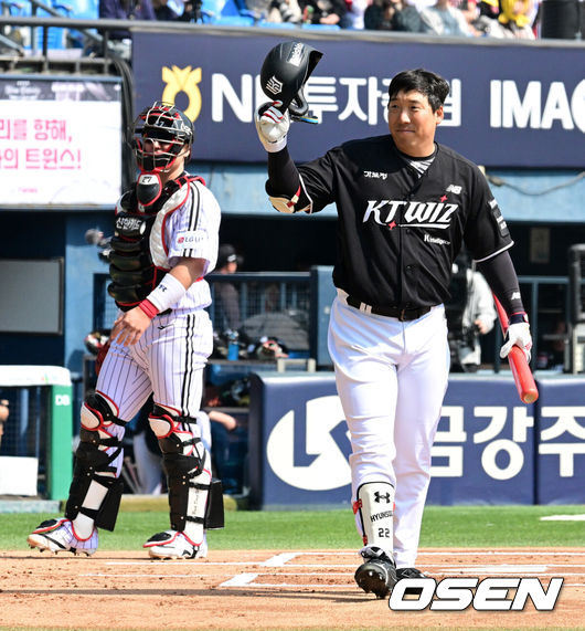 [OSEN=잠실, 지형준 기자] 28일 서울 잠실야구장에서 2026 신한 SOL KBO리그 개막전 LG 트윈스와 KT 위즈의 경기가 열렸다. 이날 LG는 요니 치리노스, KT는 맷 사우어를 선발로 내세웠다.1회초 1사에서 KT 김현수가 LG 팬들에게 인사를 하고 있다. 2026.03.28&nbsp;/ jpnews@osen.co.kr