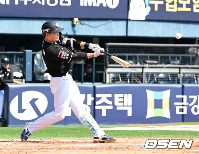 [OSEN=잠실, 지형준 기자] 28일 서울 잠실야구장에서 2026 신한 SOL KBO리그 개막전 LG 트윈스와 KT 위즈의 경기가 열렸다. 이날 LG는 요니 치리노스, KT는 맷 사우어를 선발로 내세웠다.1회초 2사 1,2루에서 KT 이강민이 2타점 적시 2루타를 날리고 있다. 2026.03.28&nbsp;/ jpnews@osen.co.kr