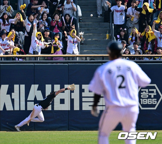 [OSEN=잠실, 지형준 기자] 28일 서울 잠실야구장에서 2026 신한 SOL KBO리그 개막전 LG 트윈스와 KT 위즈의 경기가 열렸다. 이날 LG는 요니 치리노스, KT는 맷 사우어를 선발로 내세웠다.3회말 1사 만루에서 KT 힐리어드가 LG 박동원의 좌익수 오른쪽 안타를 놓치고 있다. 2026.03.28&nbsp;/ jpnews@osen.co.kr