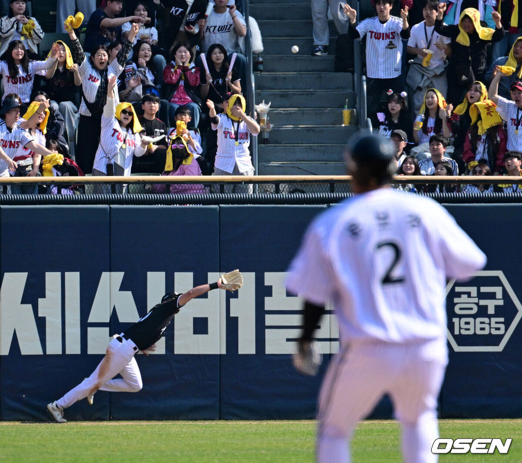 28일 서울 잠실야구장에서 2026 신한 SOL KBO리그 개막전 LG 트윈스와 KT 위즈의 경기가 열렸다. 이날 LG는 요니 치리노스, KT는 맷 사우어를 선발로 내세웠다.3회말 1사 만루에서 KT 힐리어드가 LG 박동원의 좌익수 오른쪽 안타를 놓치고 있다. 2026.03.28 / jpnews@osen.co.kr