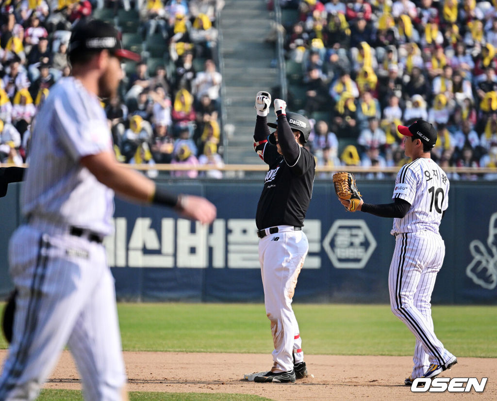 28일 서울 잠실야구장에서 2026 신한 SOL KBO리그 개막전 LG 트윈스와 KT 위즈의 경기가 열렸다. 이날 LG는 요니 치리노스, KT는 맷 사우어를 선발로 내세웠다.7회초 1사 2루에서 KT 김현수가 1타점 적시타를 날리며 기뻐하고 있다. 2026.03.28 / jpnews@osen.co.kr