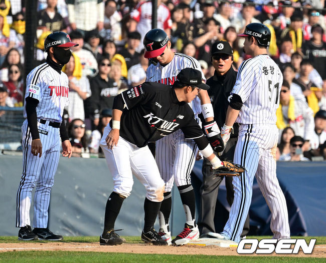 [OSEN=잠실, 지형준 기자] 28일 서울 잠실야구장에서 2026 신한 SOL KBO리그 개막전 LG 트윈스와 KT 위즈의 경기가 열렸다. 이날 LG는 요니 치리노스, KT는 맷 사우어를 선발로 내세웠다.8회말 무사 만루에서 KT 허경민이 LG 오스틴의 3루 땅볼에 홍창기를 포스아웃시키고 다시 태그로 아웃 체크를 하고 있다. 2026.03.28&nbsp;/ jpnews@osen.co.kr