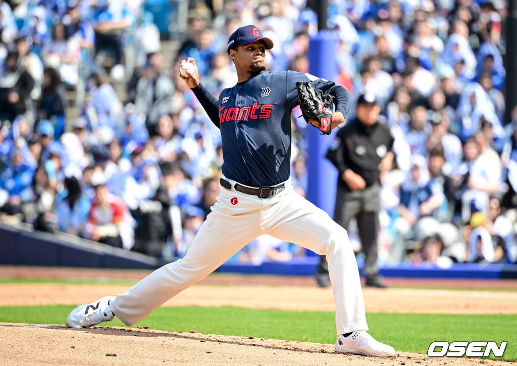 28일 대구삼성라이온즈파크에서 ‘2026 신한 SOL KBO 리그’ 삼성 라이온즈와 롯데 자이언츠의 개막전이 열렸다.개막전 선발 투수로 삼성은 후라도를 롯데는 로드리게스를 내세웠다.1회말 롯데 로드리게스가 역투하고 있다. 2026.03.28 /cej@osen.co.kr