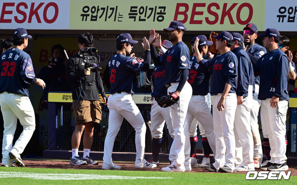 28일 대구삼성라이온즈파크에서 ‘2026 신한 SOL KBO 리그’ 삼성 라이온즈와 롯데 자이언츠의 개막전이 열렸다.개막전 선발 투수로 삼성은 후라도를 롯데는 로드리게스를 내세웠다.5회말 이닝을 마친 롯데 선발 로드리게스가 야수진과 하이파이브를 하고 있다. 2026.03.28 /cej@osen.co.kr