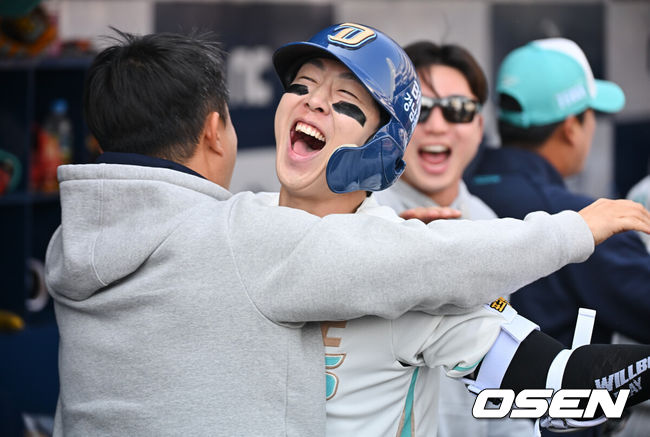 [OSEN=창원, 이석우 기자] 28일 창원NC파크에서 2026 신한 SOL KBO 리그 NC 다이노스와 두산 베어스의 경기가 열렸다. 홈팀 NC는 구창모가, 방문팀 두산은 플렉센이 선발 출전했다. NC 다이노스 박건우가 3회말 1사 1,2루 좌월 3점 홈런을 치고 기쁨을 나누고 있다. 2026.03.28 / foto0307@osen.co.kr