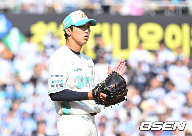 [OSEN=창원, 이석우 기자] 28일 창원NC파크에서 2026 신한 SOL KBO 리그 NC 다이노스와 두산 베어스의 경기가 열렸다. 홈팀 NC는 구창모가, 방문팀 두산은 플렉센이 선발 출전했다. NC 다이노스 선발투수 구창모가 5회초 무사 두산 베어스 박준순의 어려운 유격수 타구를 잡아 아웃시킨 김주원에게 박수를 보내고 있다. 2026.03.28 / foto0307@osen.co.kr