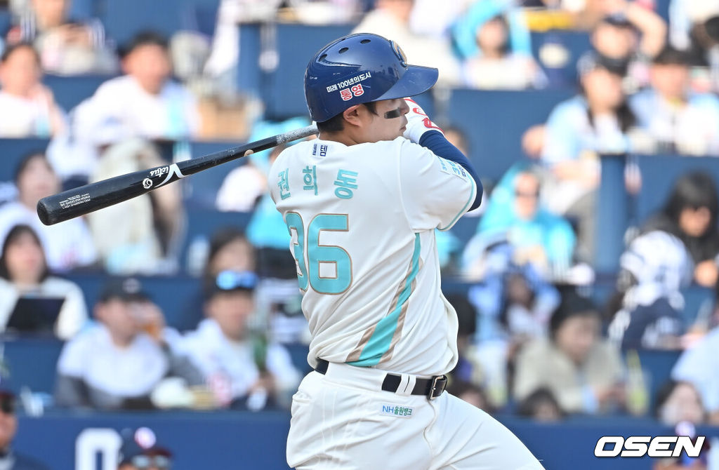 28일 창원NC파크에서 2026 신한 SOL KBO 리그 NC 다이노스와 두산 베어스의 경기가 열렸다. 홈팀 NC는 구창모가, 방문팀 두산은 플렉센이 선발 출전했다. NC 다이노스 권희동이 6회말 2사 2루 좌익수 앞 1타점 안타를 치고 있다. 2026.03.28 / foto0307@osen.co.kr