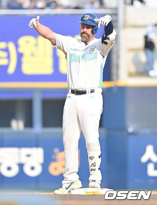 [OSEN=창원, 이석우 기자] 28일 창원NC파크에서 2026 신한 SOL KBO 리그 NC 다이노스와 두산 베어스의 경기가 열렸다. 홈팀 NC는 구창모가, 방문팀 두산은 플렉센이 선발 출전했다. NC 다이노스 데이비슨이 6회말 2사 1,2루 우중간 2타점 2루타를 치고 세리머니를 하고 있다. 2026.03.28 / foto0307@osen.co.kr