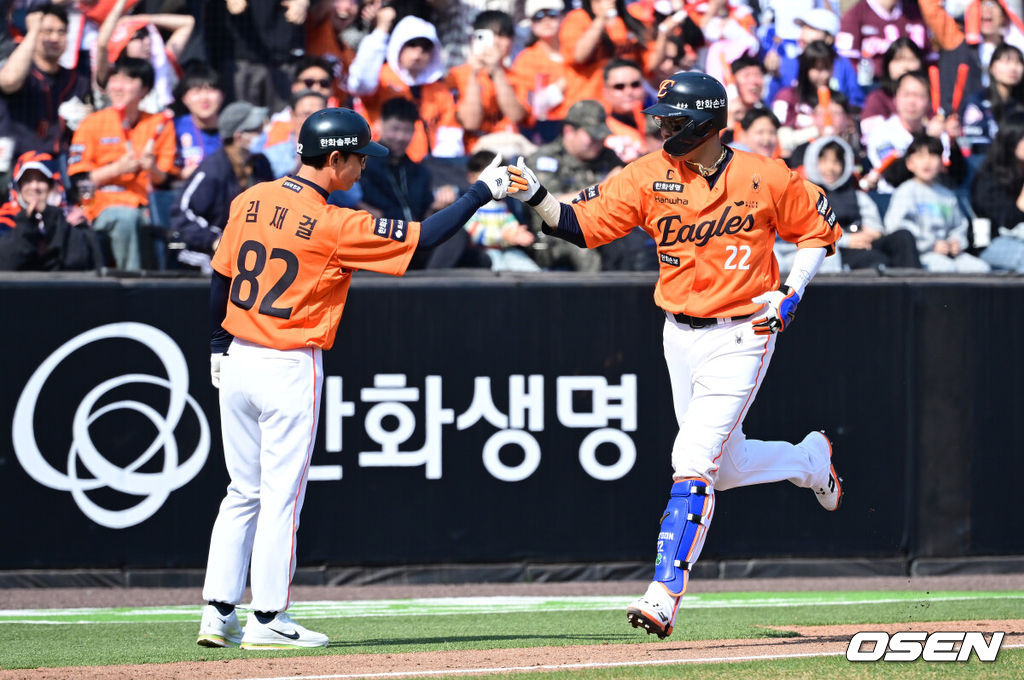 28일 대전 한화생명볼파크에서 ‘2026 신한 SOL KBO리그’ 개막전 한화 이글스와 키움 히어로즈의 맞대결이 열렸다.홈팀 한화는 윌켈 에르난데스, 방문팀 키움은 라울 알칸타라를 선발로 내세웠다. 4회말 1사 주자없는 상황 한화 채은성이 달아나는 좌월 솔로포를 날리고 그라운드를 돌고 있다. 2025.03.28 / dreamer@osen.co.kr