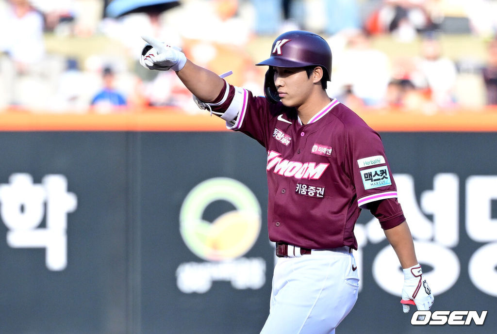 28일 대전 한화생명볼파크에서 ‘2026 신한 SOL KBO리그’ 개막전 한화 이글스와 키움 히어로즈의 맞대결이 열렸다.홈팀 한화는 윌켈 에르난데스, 방문팀 키움은 라울 알칸타라를 선발로 내세웠다. 8회말 2사 만루 상황 키움 이주형이 달아나는 2타점 2루타를 날리고 2루에 안착해 기뻐하고 있다. 2025.03.28 / dreamer@osen.co.kr