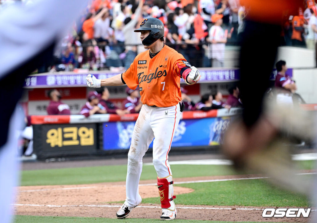 28일 대전 한화생명볼파크에서 ‘2026 신한 SOL KBO리그’ 개막전 한화 이글스와 키움 히어로즈의 맞대결이 열렸다.홈팀 한화는 윌켈 에르난데스, 방문팀 키움은 라울 알칸타라를 선발로 내세웠다. 8회말 2사 1, 2루 상황 한화 심우준이 동점 좌월 스리런포를 날린 뒤 환호하고 있다. 2025.03.28 / dreamer@osen.co.kr