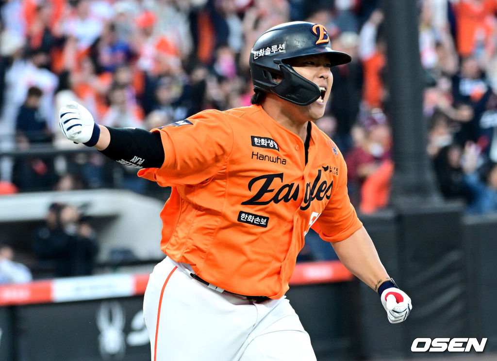 28일 대전 한화생명볼파크에서 ‘2026 신한 SOL KBO리그’ 개막전 한화 이글스와 키움 히어로즈의 맞대결이 열렸다.이날 경기는 연장 11회말 2사 2루에서 강백호가 끝내기 적시타를 뽑아애며 한화가 극적인 승리를 거뒀다. 연장 11회말 2사 2루 상황 한화 강백호가 끝내기 안타를 날린 뒤 더그아웃을 보며 포효하고 있다. 2025.03.28 / dreamer@osen.co.kr