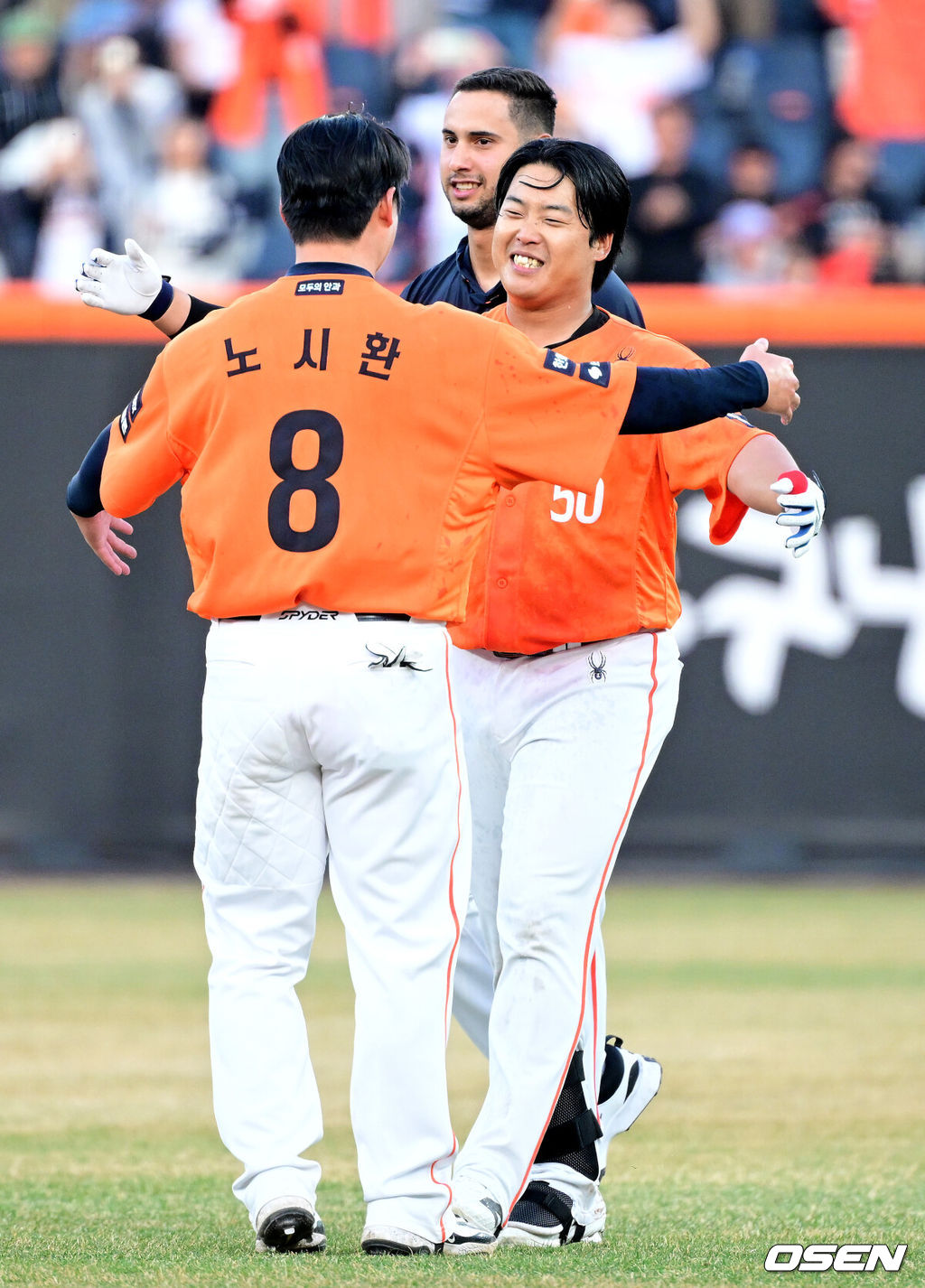 28일 대전 한화생명볼파크에서 ‘2026 신한 SOL KBO리그’ 개막전 한화 이글스와 키움 히어로즈의 맞대결이 열렸다.이날 경기는 연장 11회말 2사 2루에서 강백호가 끝내기 적시타를 뽑아애며 한화가 극적인 승리를 거뒀다. 연장 11회말 2사 2루 상황 한화 강백호가 끝내기 안타를 날린 뒤 노시환과 기뻐하고 있다. 2025.03.28 / dreamer@osen.co.kr