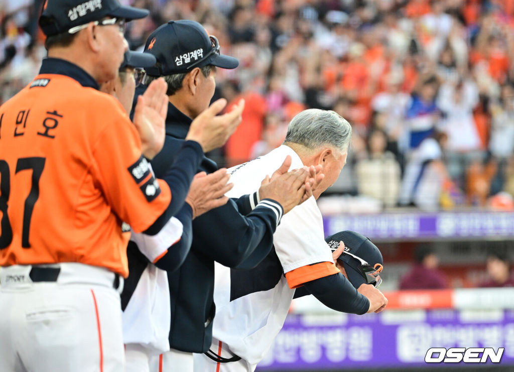 28일 대전 한화생명볼파크에서 ‘2026 신한 SOL KBO리그’ 개막전 한화 이글스와 키움 히어로즈의 맞대결이 열렸다.이날 경기는 연장 11회말 2사 2루에서 강백호가 끝내기 적시타를 뽑아애며 한화가 10-9 극적인 승리를 거뒀다. 경기를 마치고 한화 김경문 감독이 선수들을 맞이하며 모자를 벗어 인사를 전하고 있다. 2025.03.28 / dreamer@osen.co.kr