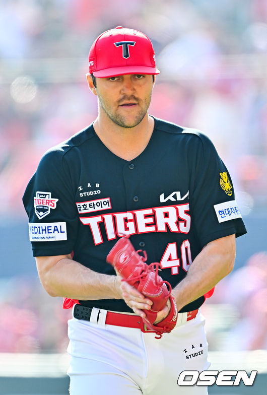 [OSEN=인천, 민경훈 기자] 28일 인천 SSG랜더스필드에서 ‘2026 신한 SOL KBO리그’ SSG 랜더스와 KIA 타이거즈의 개막전이 열렸다.이날 경기에서 SSG은 화이트를, KIA는 네일을 선발로 내세웠다.6회말을 마친 KIA 선발 네일이 글러브를 치며 기뻐하고 있다. 2026.03.28&nbsp;/ rumi@osen.co.kr