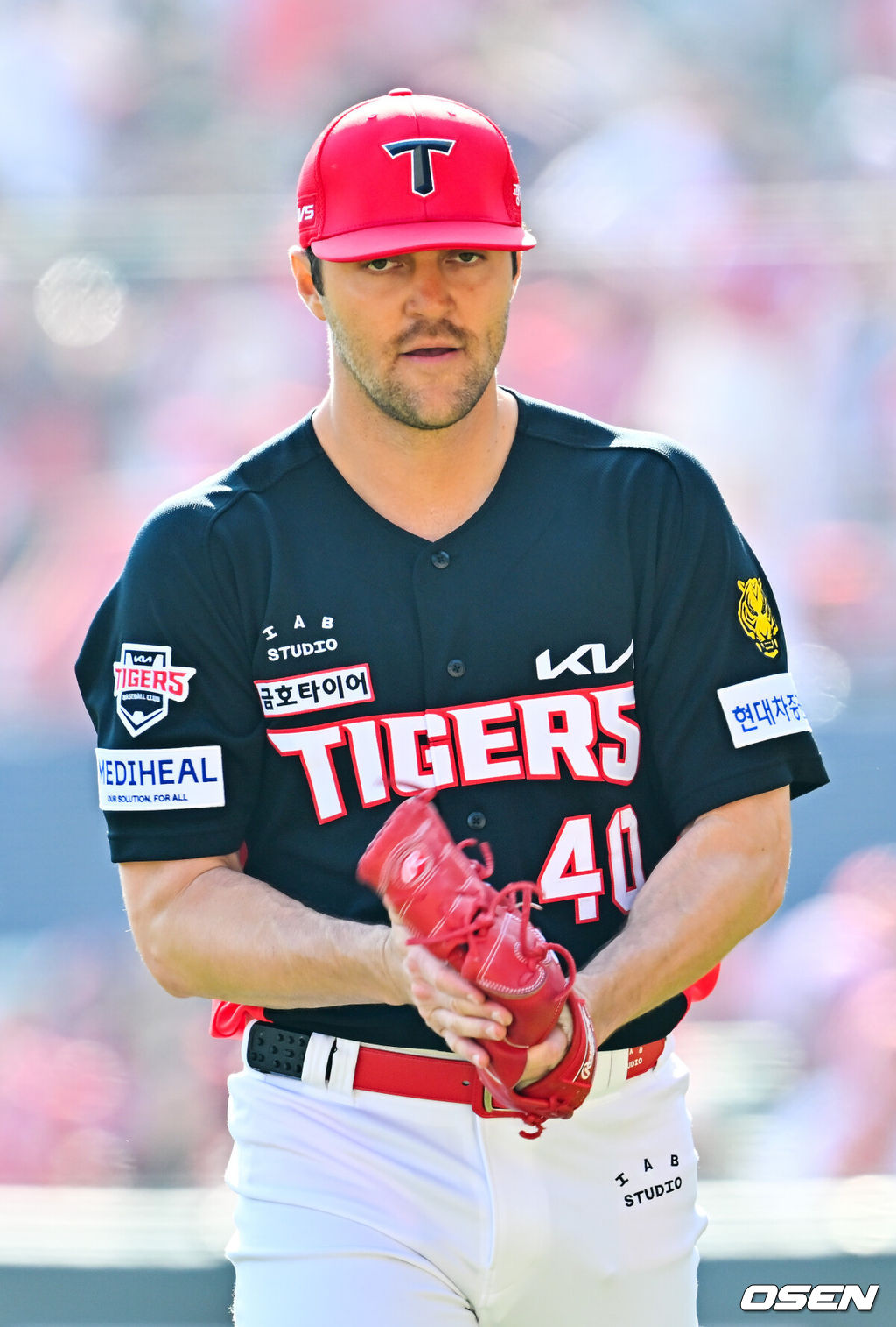 28일 인천 SSG랜더스필드에서 ‘2026 신한 SOL KBO리그’ SSG 랜더스와 KIA 타이거즈의 개막전이 열렸다.이날 경기에서 SSG은 화이트를, KIA는 네일을 선발로 내세웠다.6회말을 마친 KIA 선발 네일이 글러브를 치며 기뻐하고 있다. 2026.03.28 / rumi@osen.co.kr