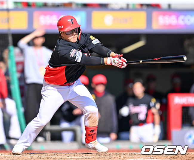 [OSEN=인천, 민경훈 기자] 28일 인천 SSG랜더스필드에서 ‘2026 신한 SOL KBO리그’ SSG 랜더스와 KIA 타이거즈의 개막전이 열렸다.이날 경기에서 SSG은 화이트를, KIA는 네일을 선발로 내세웠다.5회초 무사 주자 만루 KIA 김선빈이 우익수 앞 2타점 적시타를 때리고 있다. 2026.03.28&nbsp;/ rumi@osen.co.kr
