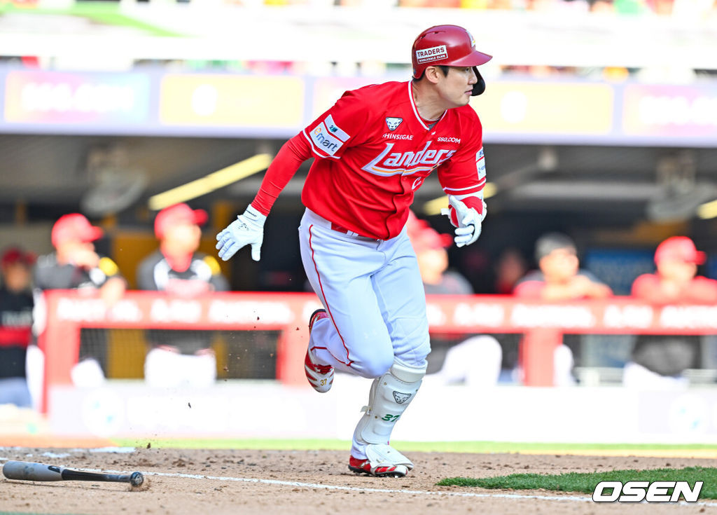 28일 인천 SSG랜더스필드에서 ‘2026 신한 SOL KBO리그’ SSG 랜더스와 KIA 타이거즈의 개막전이 열렸다.이날 경기에서 SSG은 화이트를, KIA는 네일을 선발로 내세웠다.7회말 2사 주자 2루 SSG 오태곤이 좌익수 오른쪽 1타점 적시타를 때리고 있다. 2026.03.28 / rumi@osen.co.kr