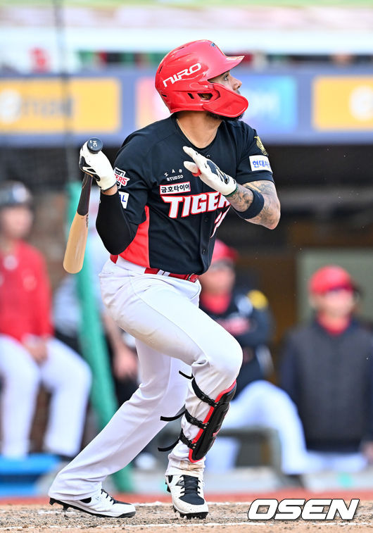 [OSEN=인천, 민경훈 기자] 28일 인천 SSG랜더스필드에서 ‘2026 신한 SOL KBO리그’ SSG 랜더스와 KIA 타이거즈의 개막전이 열렸다.이날 경기에서 SSG은 화이트를, KIA는 네일을 선발로 내세웠다.9회초 KIA 선두타자 카스트로가 좌익수 앞 안타를 때리고 있다. 2026.03.28&nbsp;/ rumi@osen.co.kr