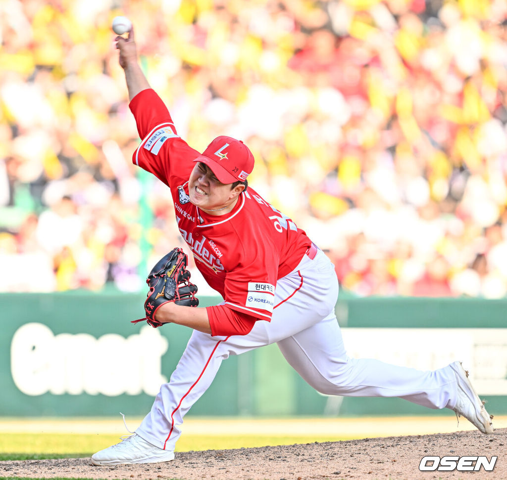 28일 인천 SSG랜더스필드에서 ‘2026 신한 SOL KBO리그’ SSG 랜더스와 KIA 타이거즈의 개막전이 열렸다.이날 경기에서 SSG은 화이트를, KIA는 네일을 선발로 내세웠다.8회초 마운드에 오른 SSG 이로운이 힘차게 공을 뿌리고 있다. 2026.03.28 / rumi@osen.co.kr