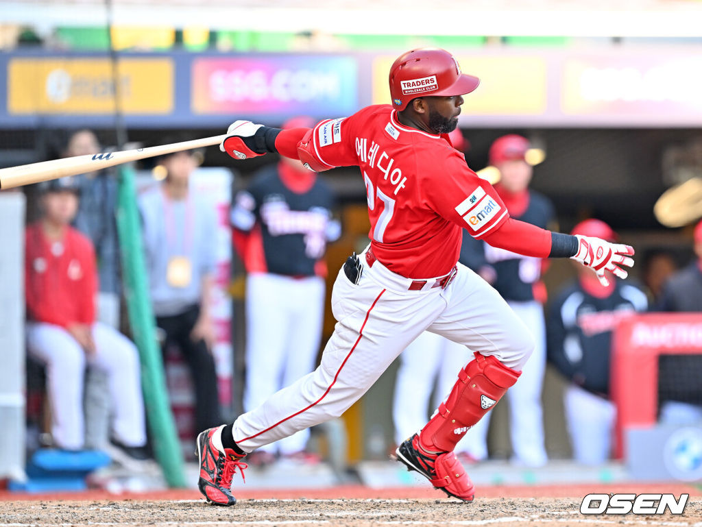 28일 인천 SSG랜더스필드에서 ‘2026 신한 SOL KBO리그’ SSG 랜더스와 KIA 타이거즈의 개막전이 열렸다.이날 경기에서 SSG은 화이트를, KIA는 네일을 선발로 내세웠다.9회말 1사 주자 1,2루 SSG 에레디아가 좌익수 앞 동점 1타점 적시타를 때리고 있다. 2026.03.28 / rumi@osen.co.kr