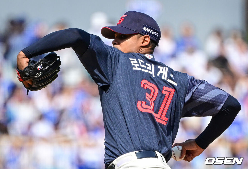 28일 대구삼성라이온즈파크에서 ‘2026 신한 SOL KBO 리그’ 삼성 라이온즈와 롯데 자이언츠의 개막전이 열렸다.개막전 선발 투수로 삼성은 후라도를 롯데는 로드리게스를 내세웠다.1회말 롯데 로드리게스가 역투하고 있다. 2026.03.28 /cej@osen.co.kr