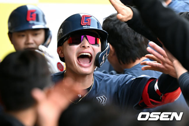 [OSEN=대구, 조은정 기자] 28일 대구삼성라이온즈파크에서 ‘2026 신한 SOL KBO 리그’ 삼성 라이온즈와 롯데 자이언츠의 개막전이 열렸다.개막전 선발 투수로 삼성은 후라도를 롯데는 로드리게스를 내세웠다.1회초 1사 1루에서 롯데 윤동희가 우월로 선제 투런 홈런을 날린 뒤 더그아웃에서 축하를 받고 있다. KBO 2026 시즌 첫 홈런. 2026.03.28 /cej@osen.co.kr