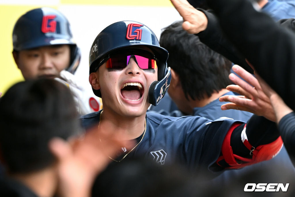 28일 대구삼성라이온즈파크에서 ‘2026 신한 SOL KBO 리그’ 삼성 라이온즈와 롯데 자이언츠의 개막전이 열렸다.개막전 선발 투수로 삼성은 후라도를 롯데는 로드리게스를 내세웠다.1회초 1사 1루에서 롯데 윤동희가 우월로 선제 투런 홈런을 날린 뒤 더그아웃에서 축하를 받고 있다. KBO 2026 시즌 첫 홈런. 2026.03.28 /cej@osen.co.kr