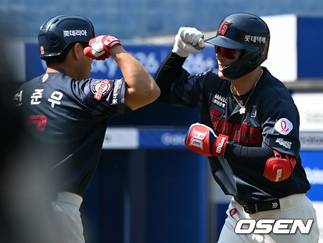 [OSEN=대구, 조은정 기자] 28일 대구삼성라이온즈파크에서 ‘2026 신한 SOL KBO 리그’ 삼성 라이온즈와 롯데 자이언츠의 개막전이 열렸다.개막전 선발 투수로 삼성은 후라도를 롯데는 로드리게스를 내세웠다.1회초 1사 1루에서 롯데 윤동희가 우월로 선제 투런 홈런을 날린 뒤 전준우의 축하를 받고 있다. KBO 2026 시즌 첫 홈런. 2026.03.28 /cej@osen.co.kr