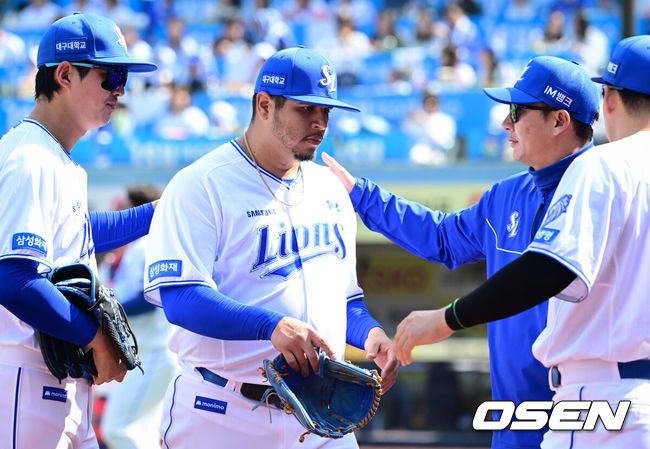 [OSEN=대구, 조은정 기자] 28일 대구삼성라이온즈파크에서 ‘2026 신한 SOL KBO 리그’ 삼성 라이온즈와 롯데 자이언츠의 개막전이 열렸다.개막전 선발 투수로 삼성은 후라도를 롯데는 로드리게스를 내세웠다.2회초 2사 1,3루 위기에서 롯데 손호영을 땅볼로 돌려세운 삼성 후라도가 더그아웃으로 향하고 있다. 2026.03.28 /cej@osen.co.kr